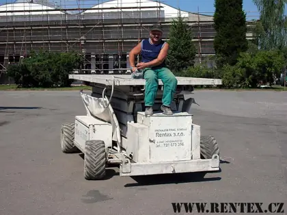 Přejezd plošiny po areálu