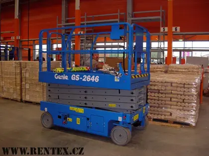 Modrá plošina Genie GS-2646 ve skladu