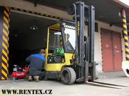 Čelní vozík Hyster při nakládce